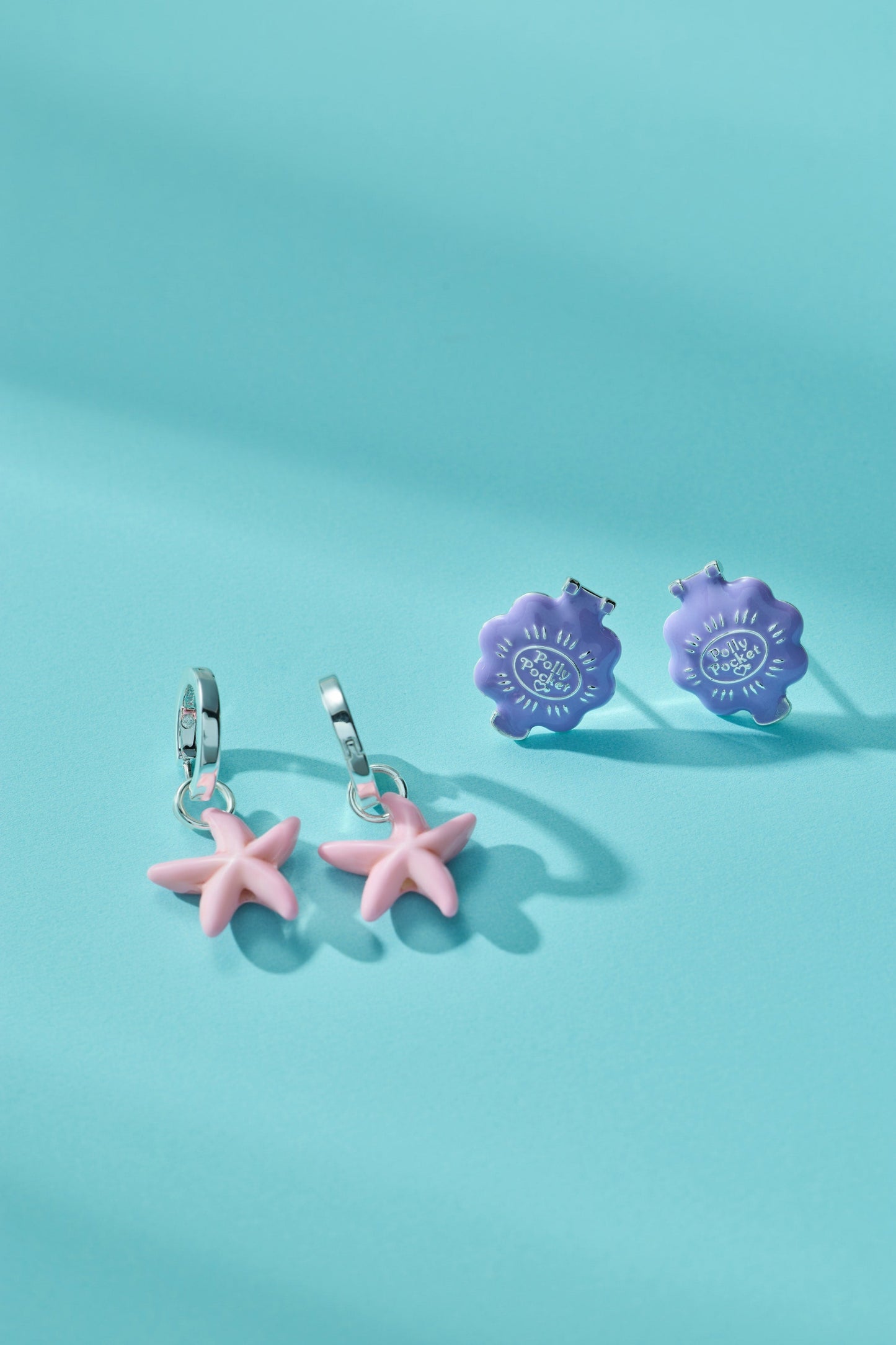⚠️PREVENTA IMPORTACIÓN Set de Aretes Edición Limitada Polly Pocket™ Pool Party (2 Pares) Alex+Ani ORIGINAL Se enviará alrededor de 15 días después de su compra Joyeria Original Licencia Mattel
