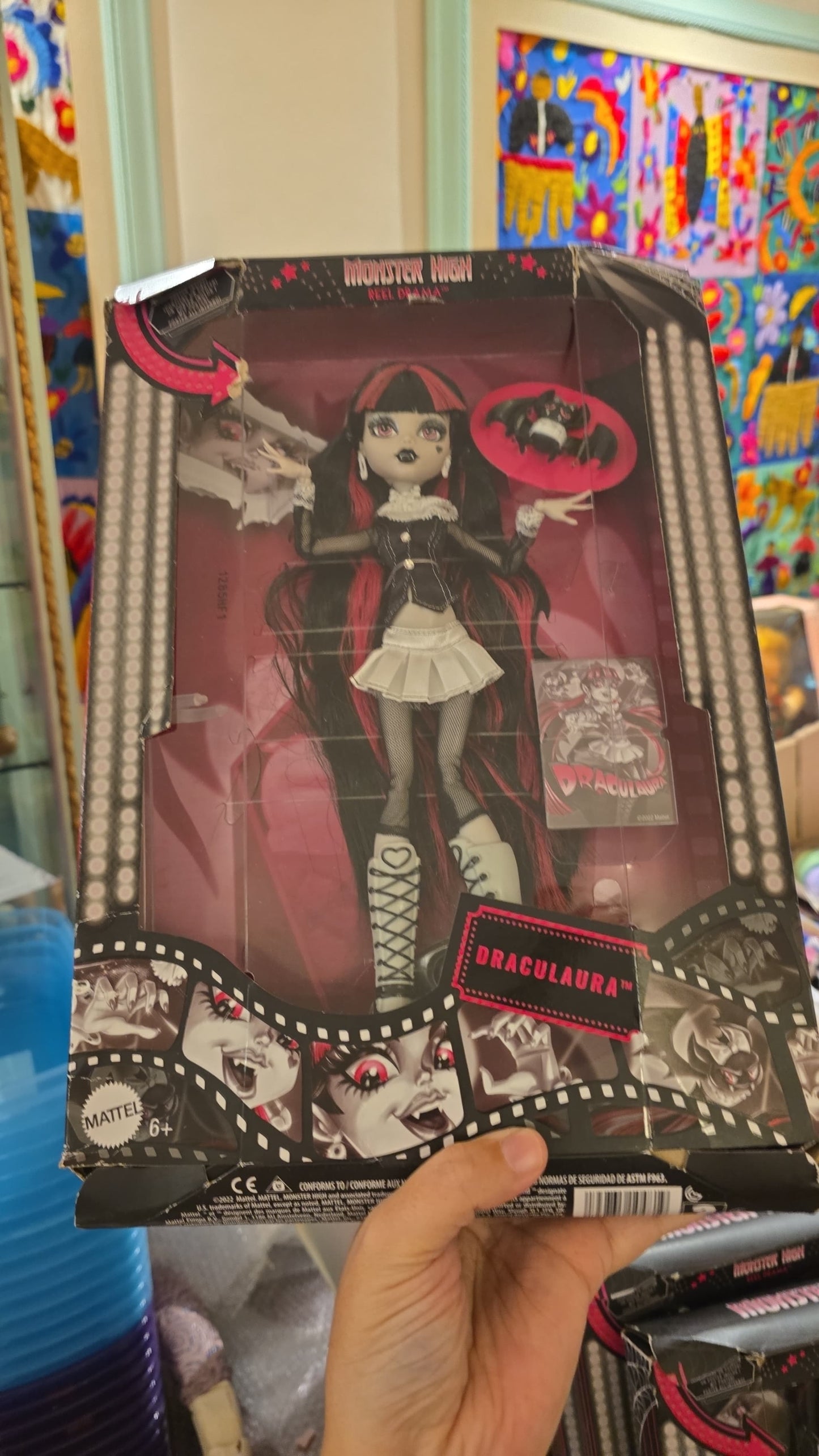 ⚠️Caja muy maltratada⚠️ Monster high Reel drama reproduction año 2025 Draculaura (muchos detalles estéticos en caja por viaje) ideal si coleccionas fuera de caja. Ver fotos.