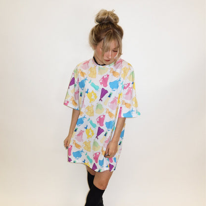 ⚠️PREVENTA IMPORTACIÓN Playera Cakeworthy Shirt dress muñecas de papel Se enviará aprox 15-20 días habiles después de su compra (a talla true to size)