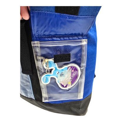 Mochila Blue's Clues Pistas de Blue 48x40 cms aprox con monedero y charm (Se está descarapelando un poco de la añrte de abajo) Azul