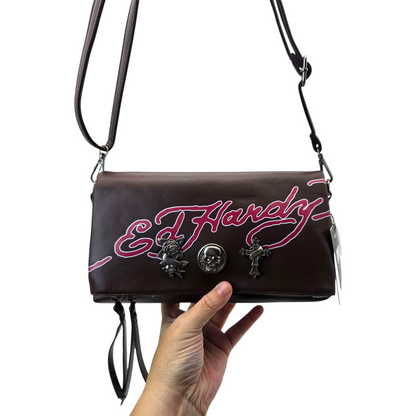 Bolsa Clutch sobre café Ed Hardy