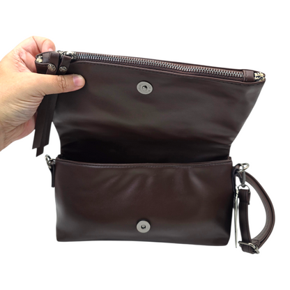 Bolsa Clutch sobre café Ed Hardy