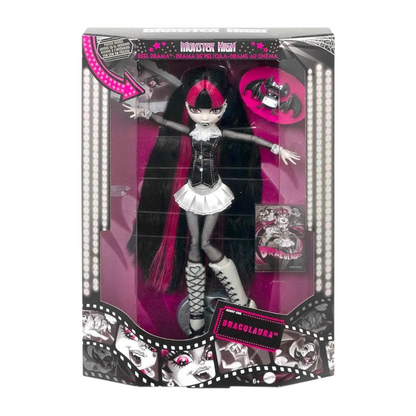 ⚠️Caja muy maltratada⚠️ Monster high Reel drama reproduction año 2025 Draculaura (muchos detalles estéticos en caja por viaje) ideal si coleccionas fuera de caja. Ver fotos.