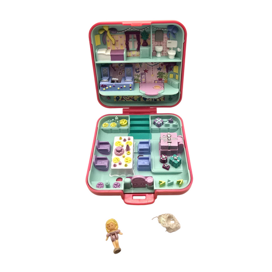 Polly Pocket Vintage Segunda Mano Birthday Surprise con cambio de color exterior parejo. Polly con detalles de pintura