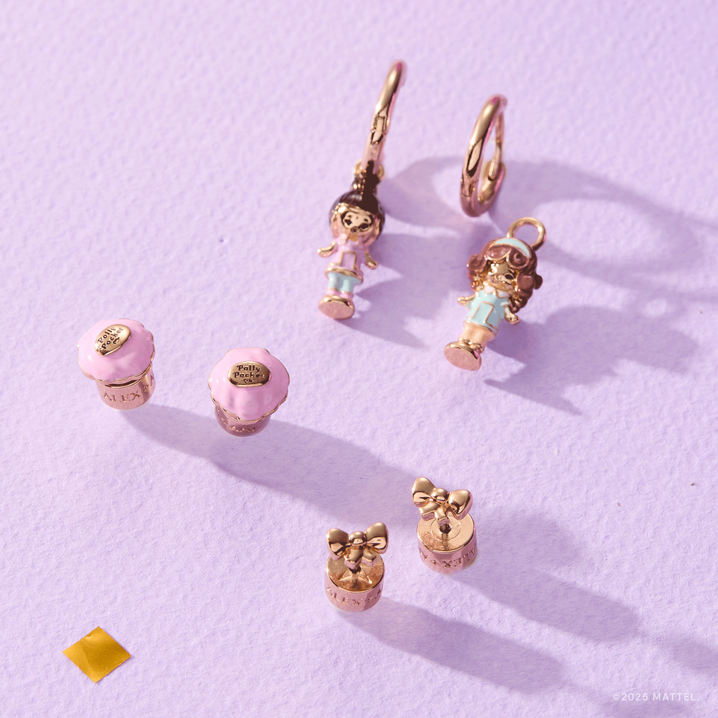 ⚠️PREVENTA IMPORTACIÓN Set de Aretes Polly Pocket™ (3 Piezas) Alex+Ani ORIGINAL Joyeria Original Licencia Mattel Se enviará alrededor de 15 días después de su compra