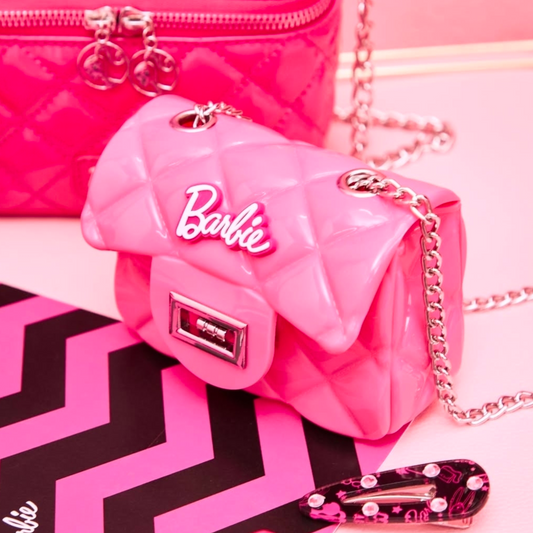 Micro Bolsa Gummy Barbie Miniso de Pvc flexible tipo charol con strap largo de Cadena 12x8 cms aprox Año 2023