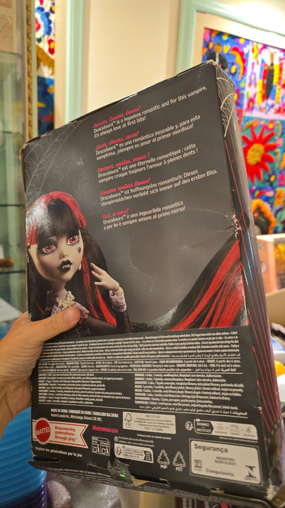 ⚠️Caja muy maltratada⚠️ Monster high Reel drama reproduction año 2025 Draculaura (muchos detalles estéticos en caja por viaje) ideal si coleccionas fuera de caja. Ver fotos.
