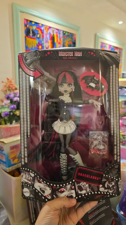 ⚠️Caja muy maltratada⚠️ Monster high Reel drama reproduction año 2025 Draculaura (muchos detalles estéticos en caja por viaje) ideal si coleccionas fuera de caja. Ver fotos.