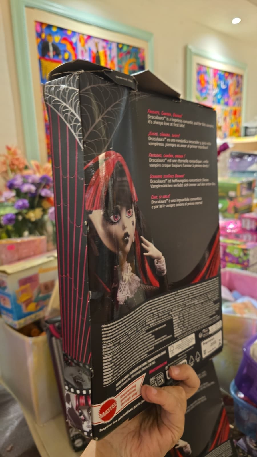 ⚠️Caja muy maltratada⚠️ Monster high Reel drama reproduction año 2025 Draculaura (muchos detalles estéticos en caja por viaje) ideal si coleccionas fuera de caja. Ver fotos.