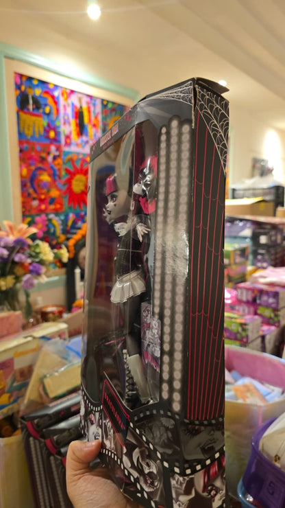 ⚠️Caja muy maltratada⚠️ Monster high Reel drama reproduction año 2025 Draculaura (muchos detalles estéticos en caja por viaje) ideal si coleccionas fuera de caja. Ver fotos.