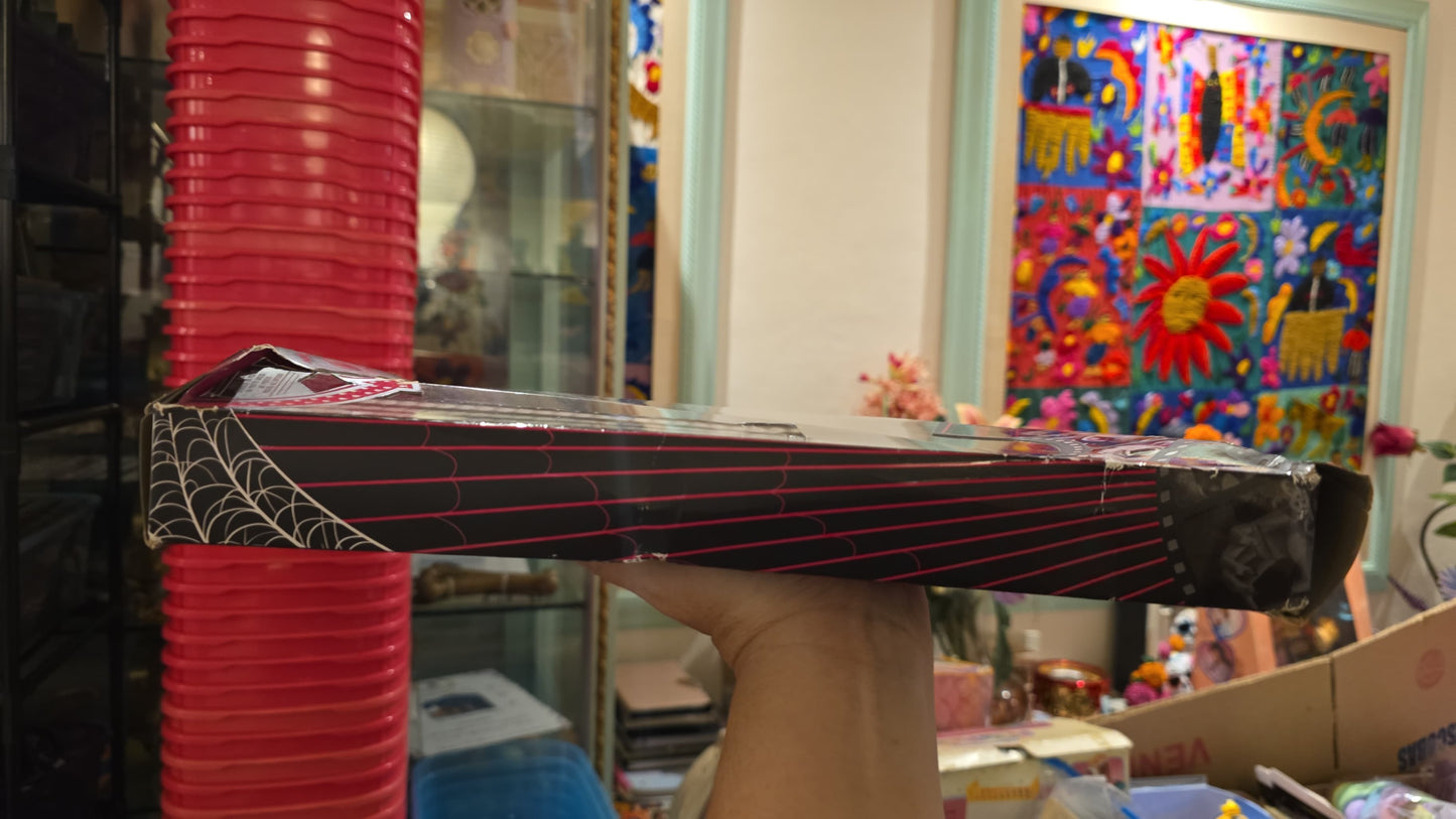 ⚠️Caja muy maltratada⚠️ Monster high Reel drama reproduction año 2025 Draculaura (muchos detalles estéticos en caja por viaje) ideal si coleccionas fuera de caja. Ver fotos.