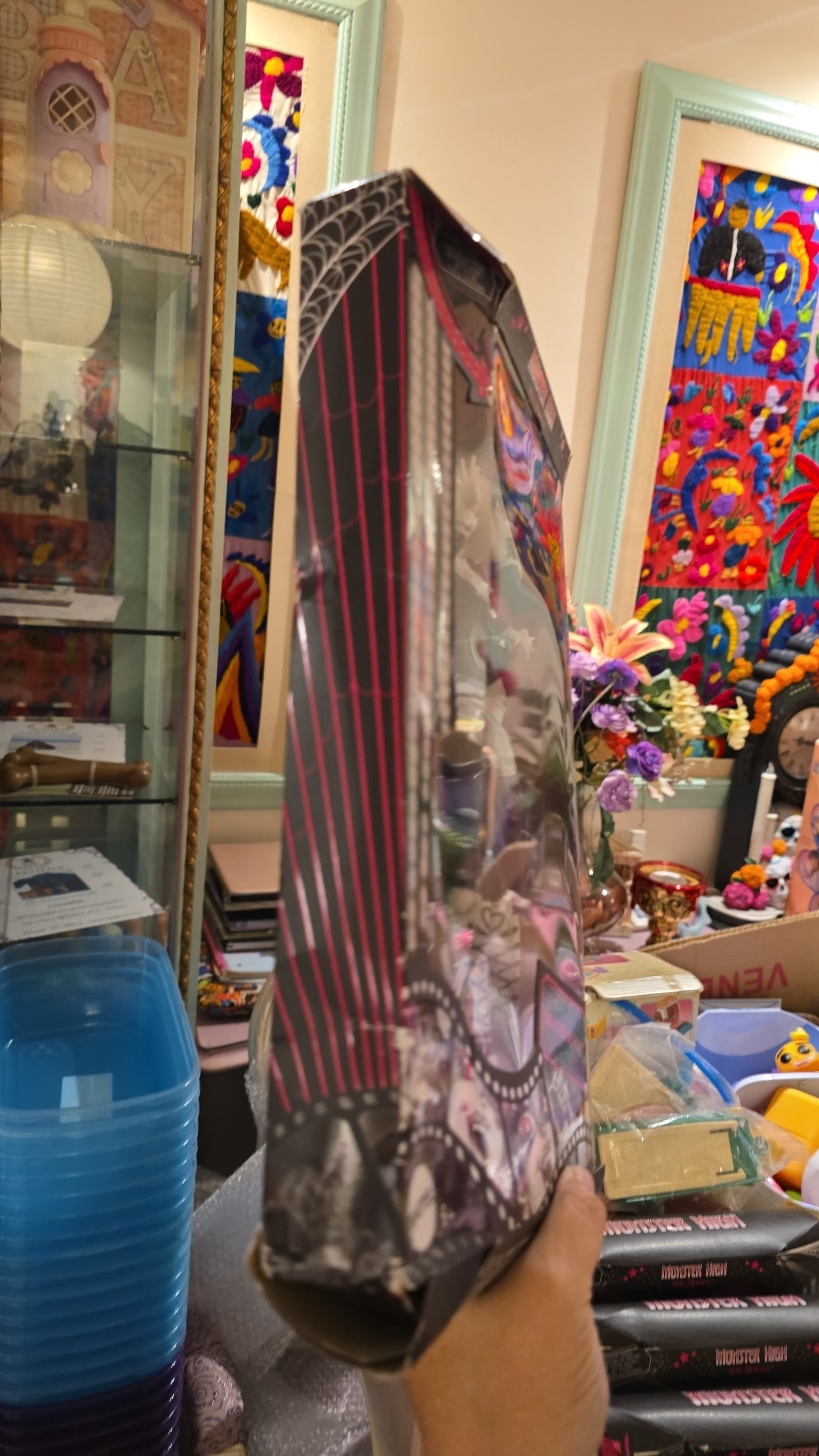 ⚠️Caja muy maltratada⚠️ Monster high Reel drama reproduction año 2025 Draculaura (muchos detalles estéticos en caja por viaje) ideal si coleccionas fuera de caja. Ver fotos.