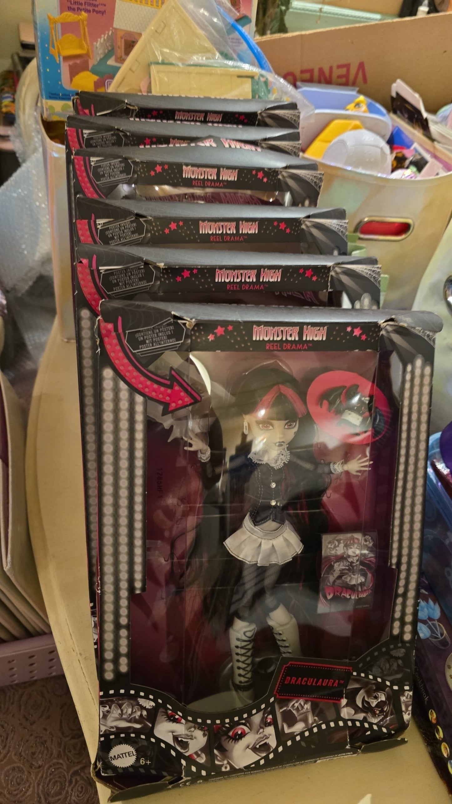 ⚠️Caja muy maltratada⚠️ Monster high Reel drama reproduction año 2025 Draculaura (muchos detalles estéticos en caja por viaje) ideal si coleccionas fuera de caja. Ver fotos.